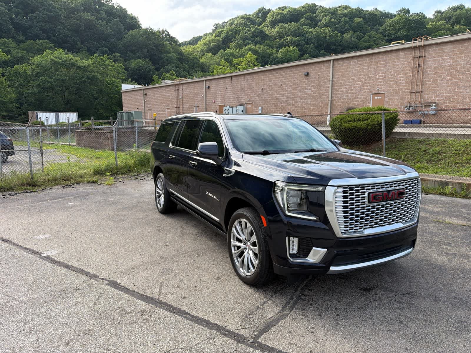 Used 2021 GMC Yukon XL Denali w/ Denali Premium Package AWD/4WD image 2