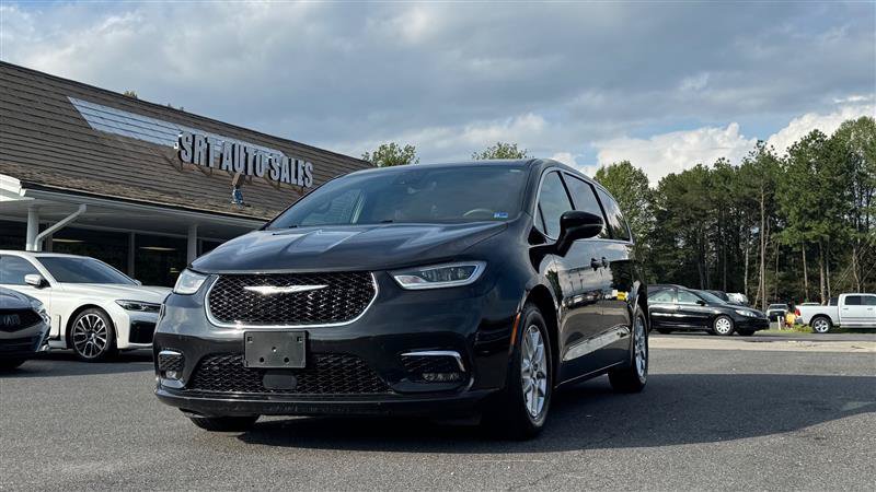 Used 2024 Chrysler Pacifica Touring FWD image 2