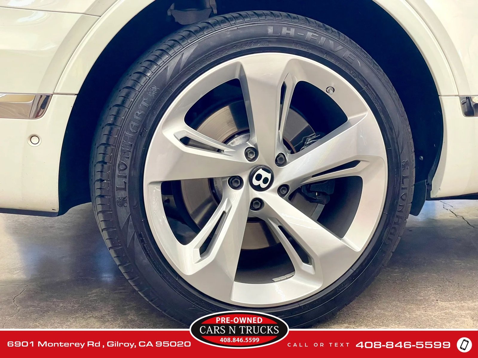 Used 2018 Bentley Bentayga AWD/4WD image 50