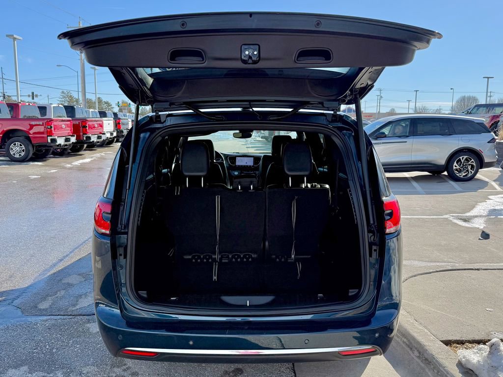Used 2025 Chrysler Pacifica Select image 15