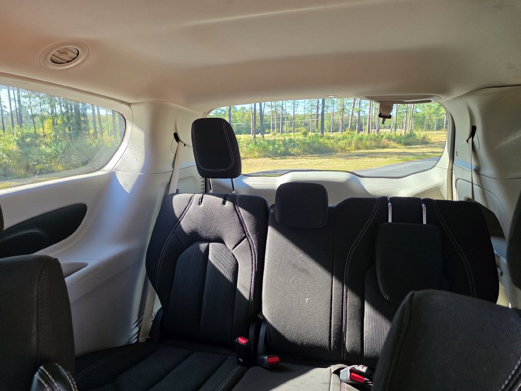 Used 2023 Chrysler Voyager LX FWD image 18