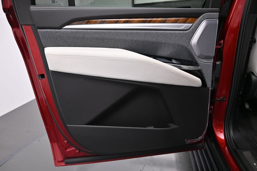 Used 2025 Cadillac Escalade ESV Sport Platinum w/ LPO, Floor Liner Package AWD/4WD image 29