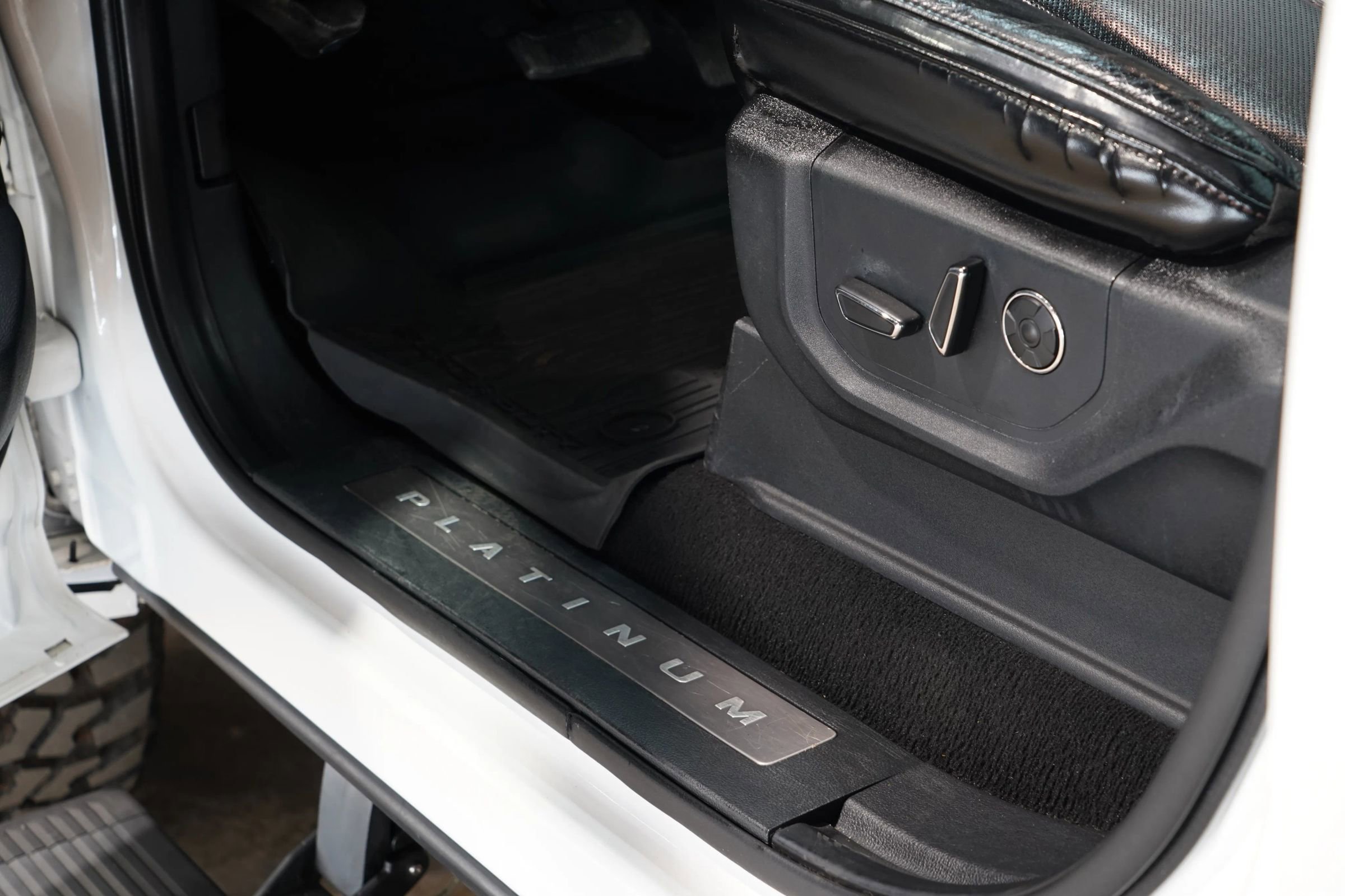 Used 2020 Ford F350 Platinum w/ FX4 Off-Road Package image 29