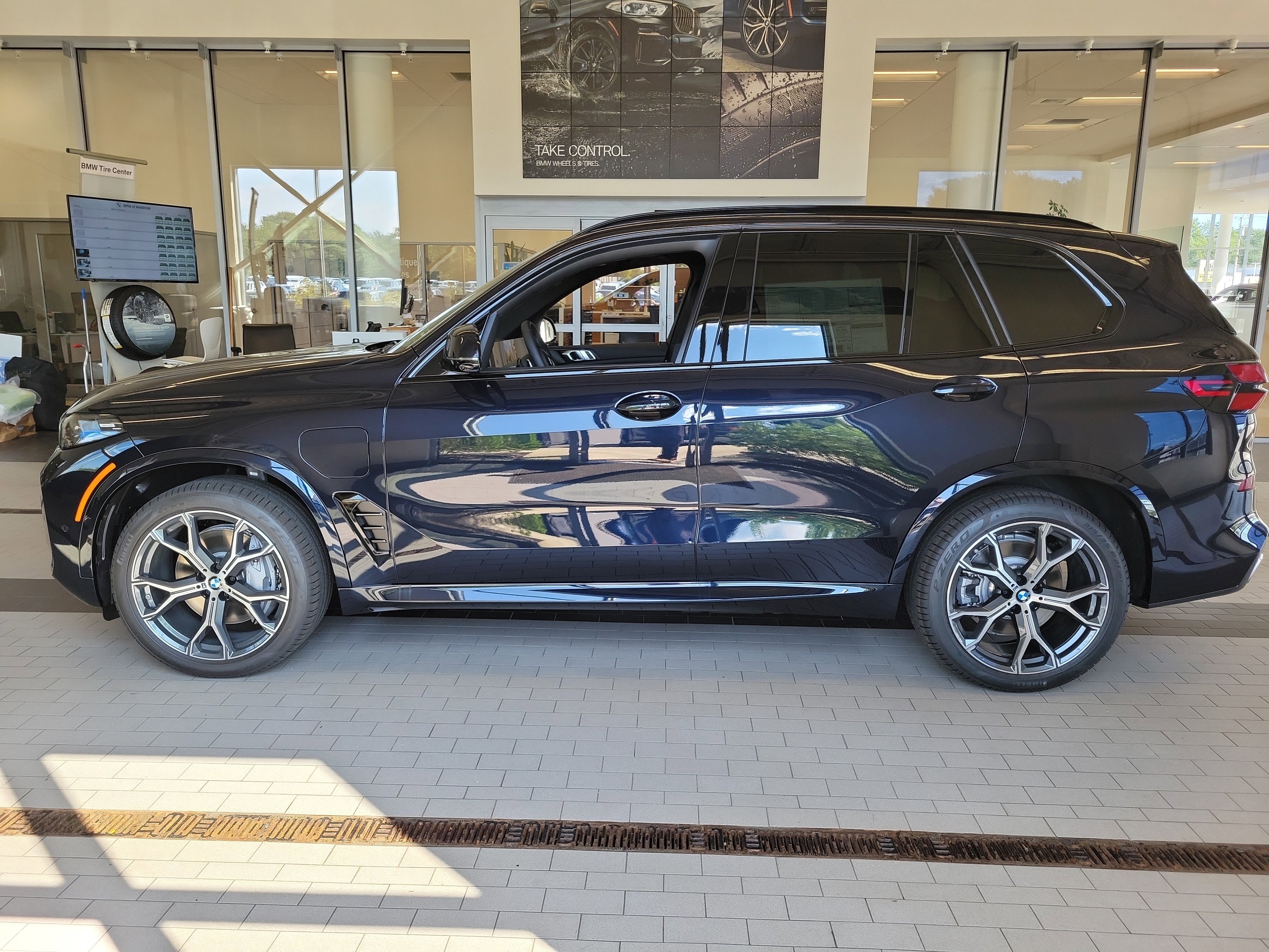 Used 2026 BMW X5 xDrive50e w/ M Sport Package image 8