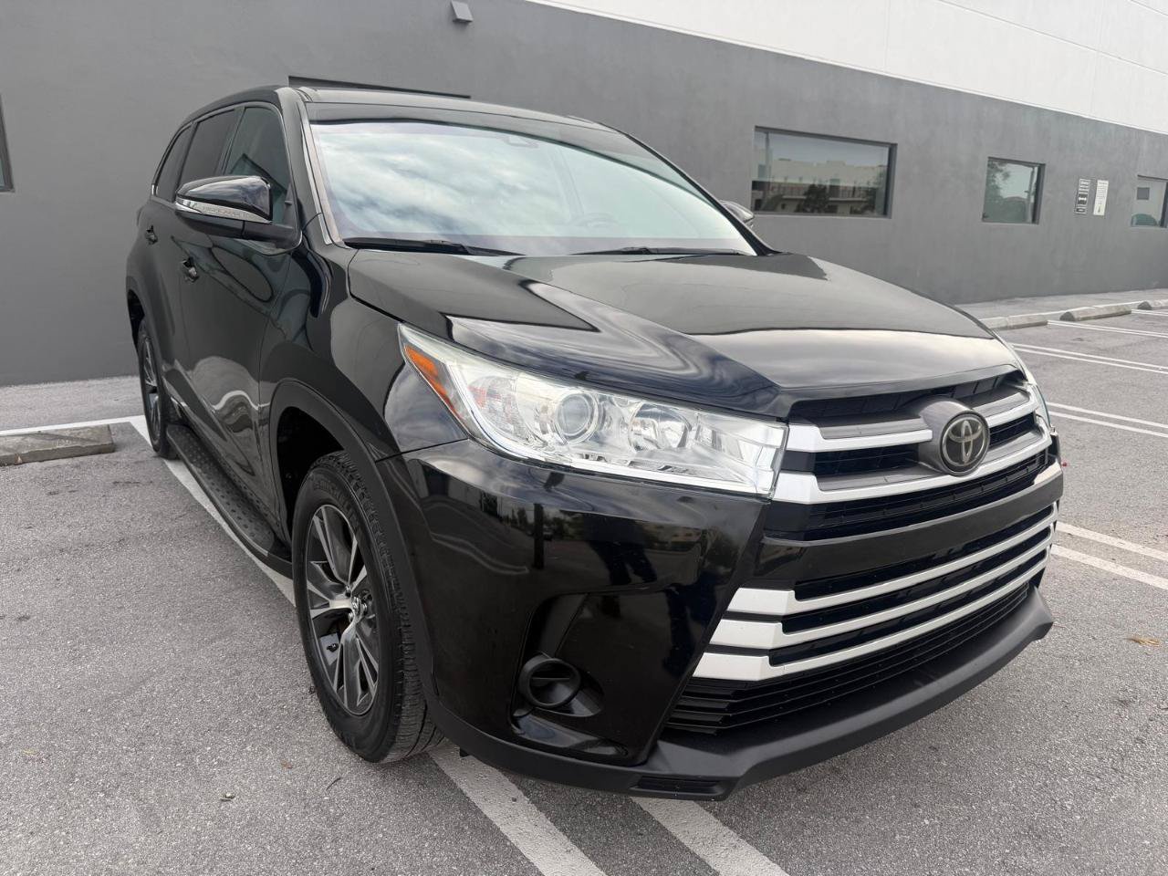 Used 2018 Toyota Highlander LE FWD image 2