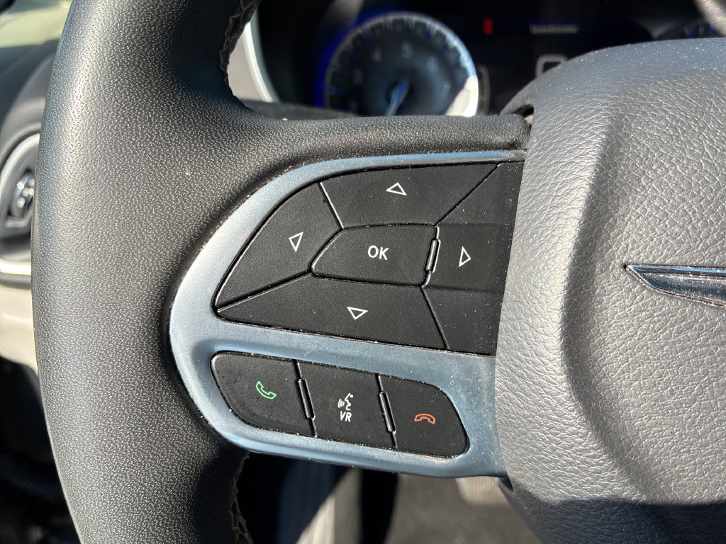 Used 2023 Chrysler Pacifica Touring-L FWD image 18