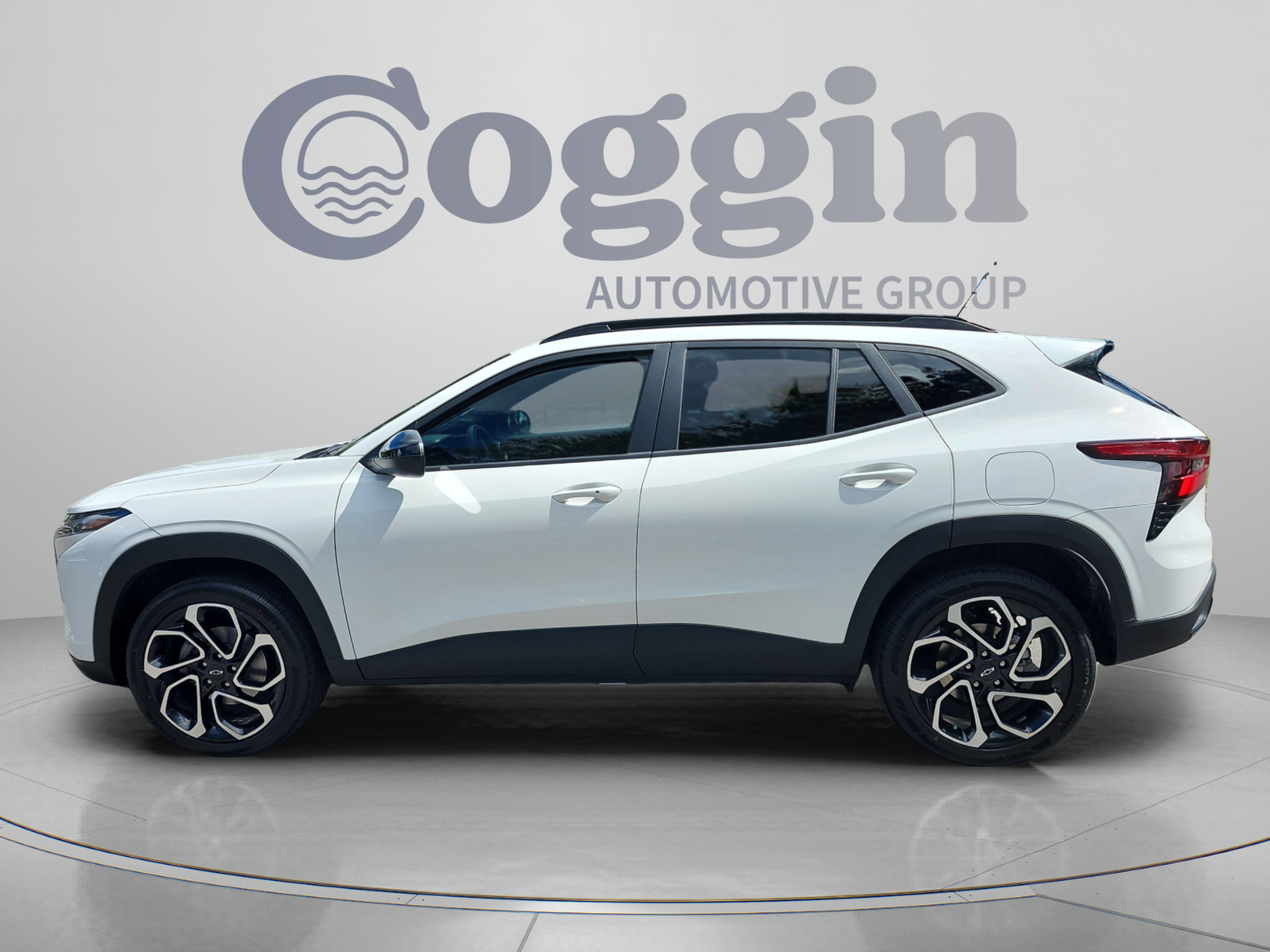 Used 2025 Chevrolet Trax RS w/ Driver Confidence Package FWD image 2