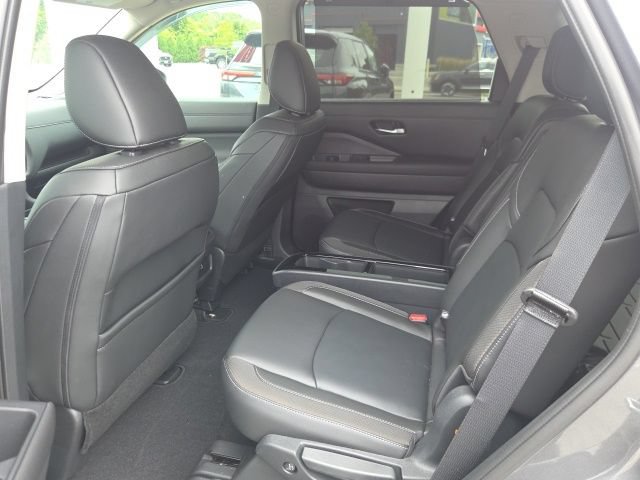 Used 2025 Nissan Pathfinder SL w/ SL Premium Package AWD/4WD image 14