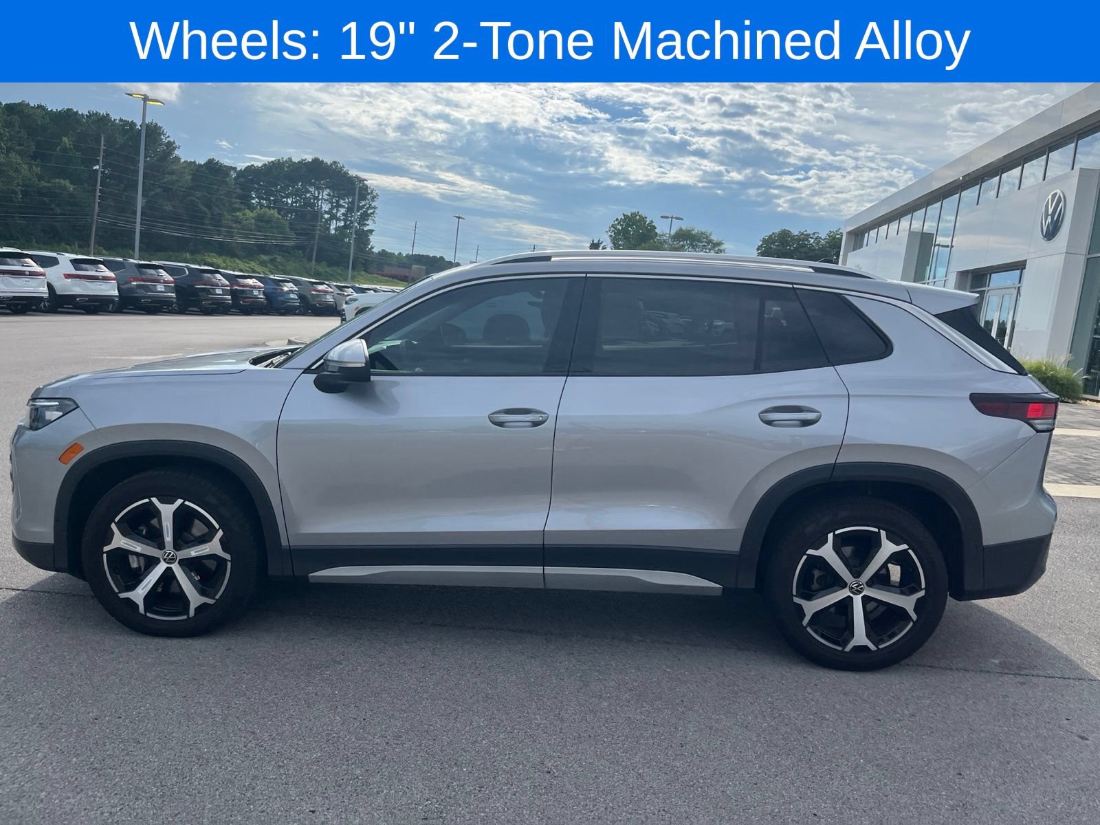 Certified 2026 Volkswagen Tiguan SE w/ Panoramic Sunroof Package AWD/4WD image 10