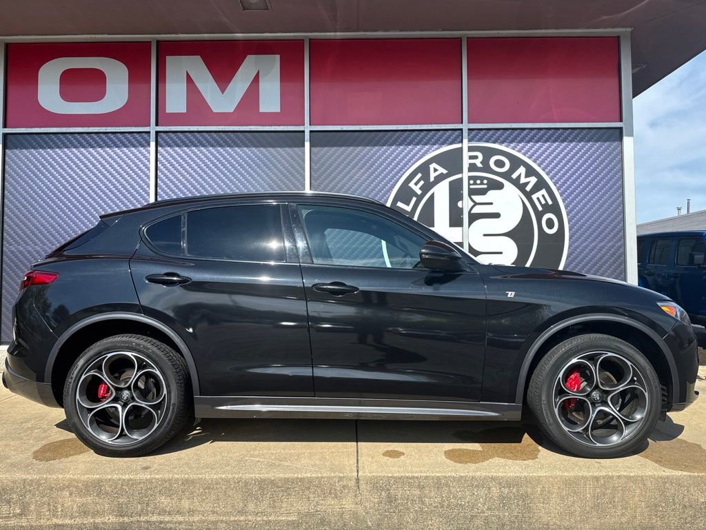 Used 2023 Alfa Romeo Stelvio Ti AWD/4WD image 4