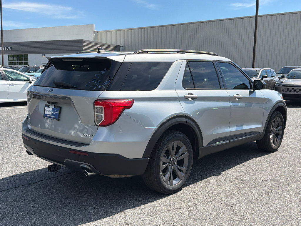 Used 2024 Ford Explorer XLT w/ Equipment Group 202A AWD/4WD image 7