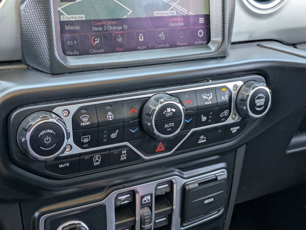 Used 2022 Jeep Wrangler Unlimited Sahara w/ Cold Weather Group AWD/4WD image 17