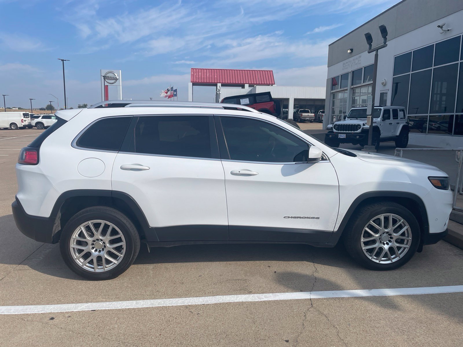 Used 2019 Jeep Cherokee Limited w/ Luxury Group FWD image 3