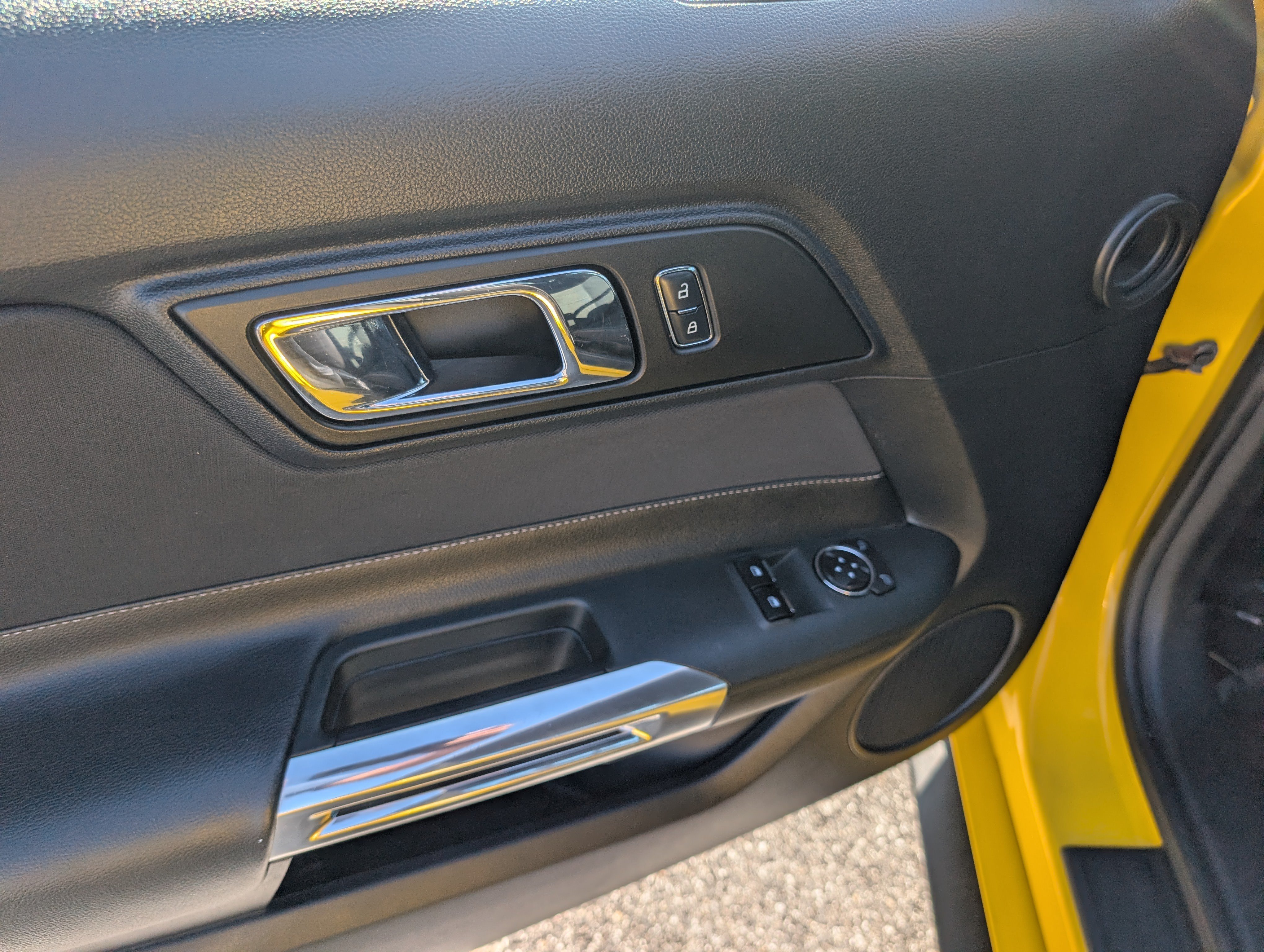 Used 2016 Ford Mustang Coupe RWD image 15