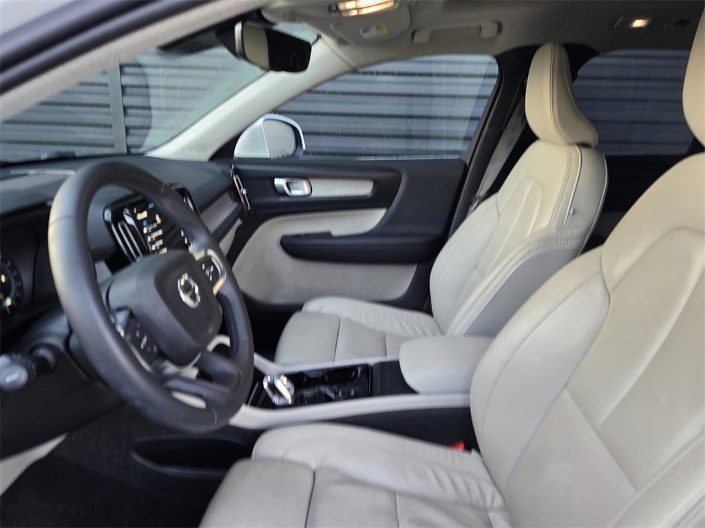 Used 2023 Volvo XC40 B5 Plus image 26