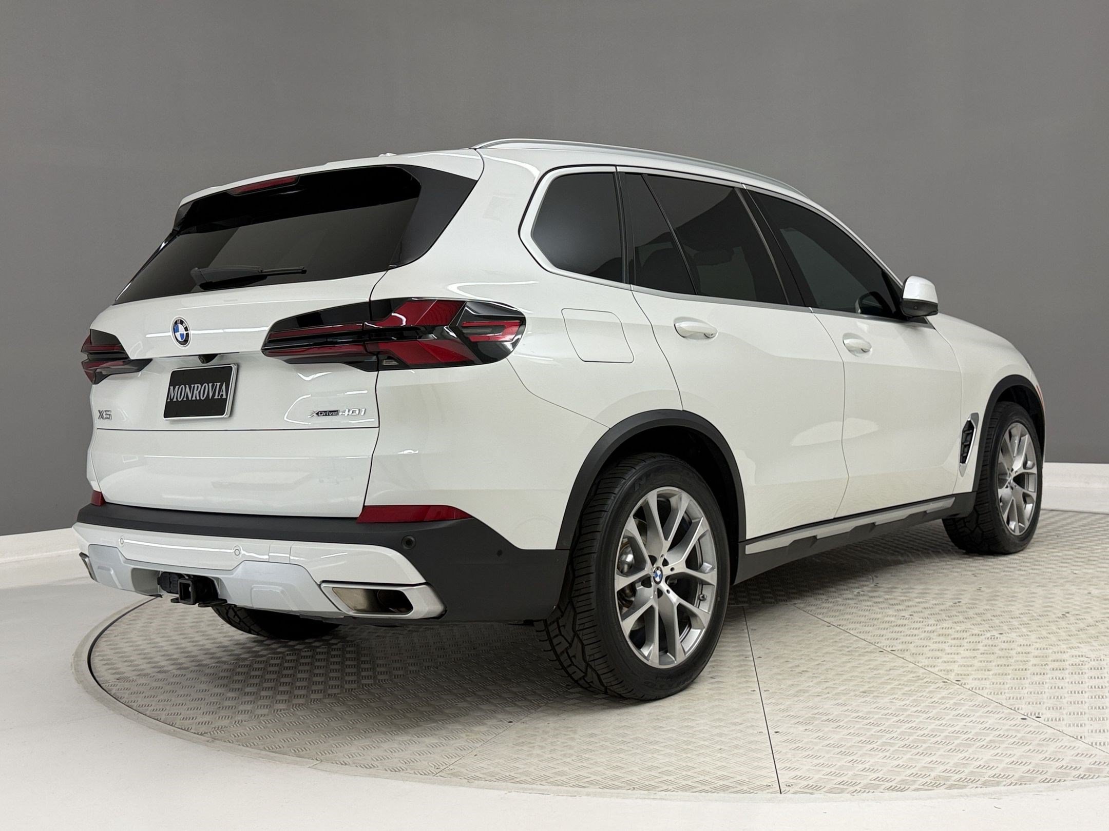 Used 2024 BMW X5 xDrive40i w/ Premium Package AWD/4WD image 9