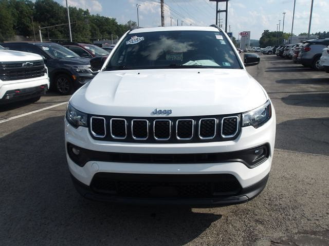 Used 2023 Jeep Compass Latitude w/ Sun and Sound Group AWD/4WD image 2