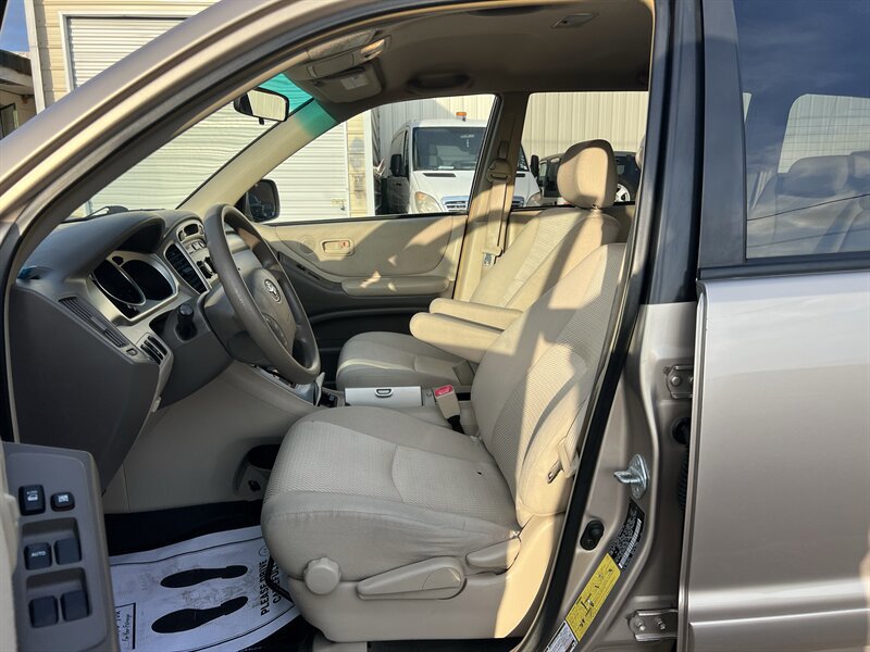 Used 2005 Toyota Highlander 2WD V6 w/ 3rd Row image 9