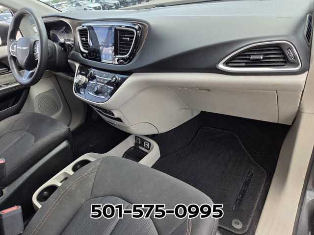Used 2017 Chrysler Pacifica Touring FWD image 16