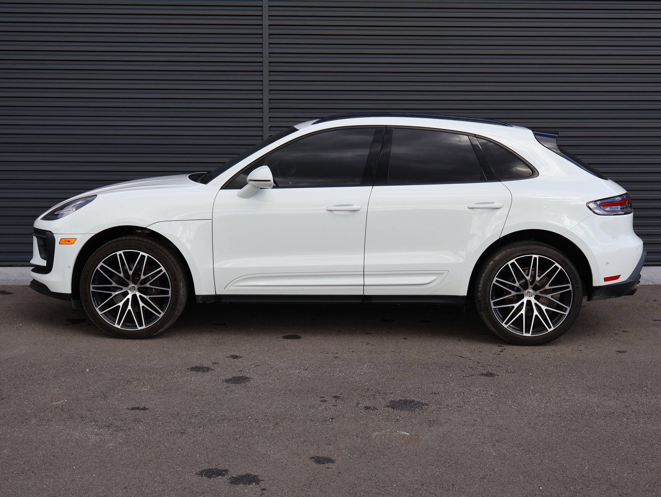 Used 2023 Porsche Macan AWD/4WD image 2