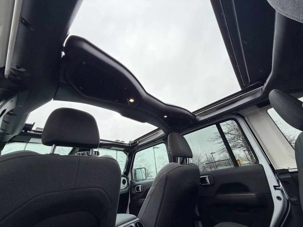 Certified 2025 Jeep Wrangler Unlimited Sahara w/ Safety Group image 33