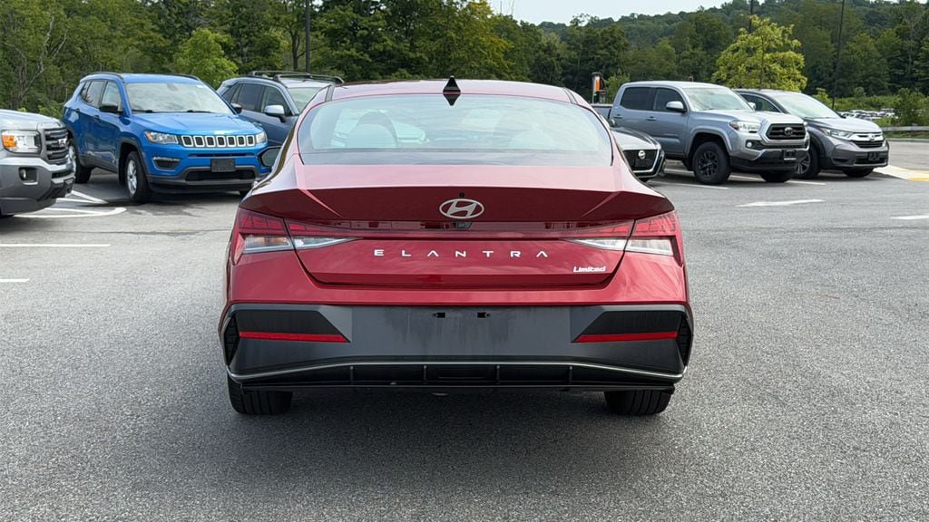 Used 2025 Hyundai Elantra Limited w/ Cargo Package FWD image 5