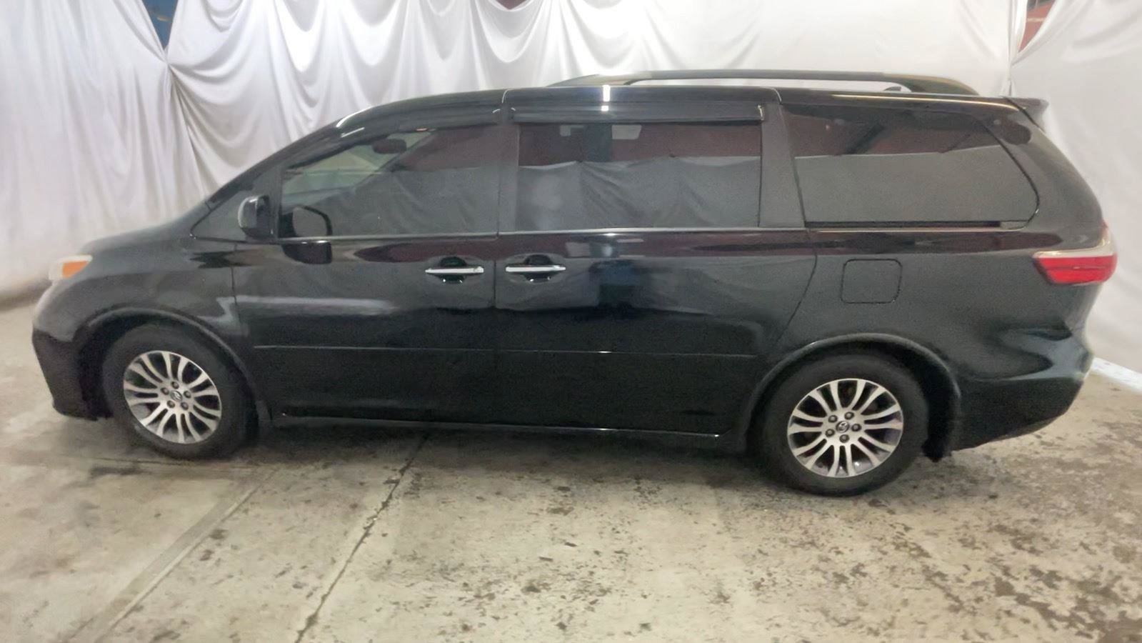 Used 2018 Toyota Sienna XLE FWD image 12