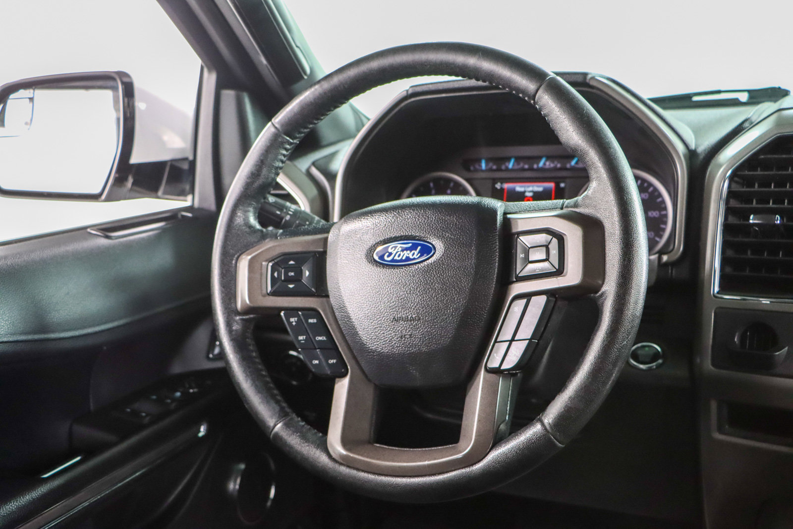 Used 2019 Ford Expedition XLT w/ Equipment Group 201A AWD/4WD image 13