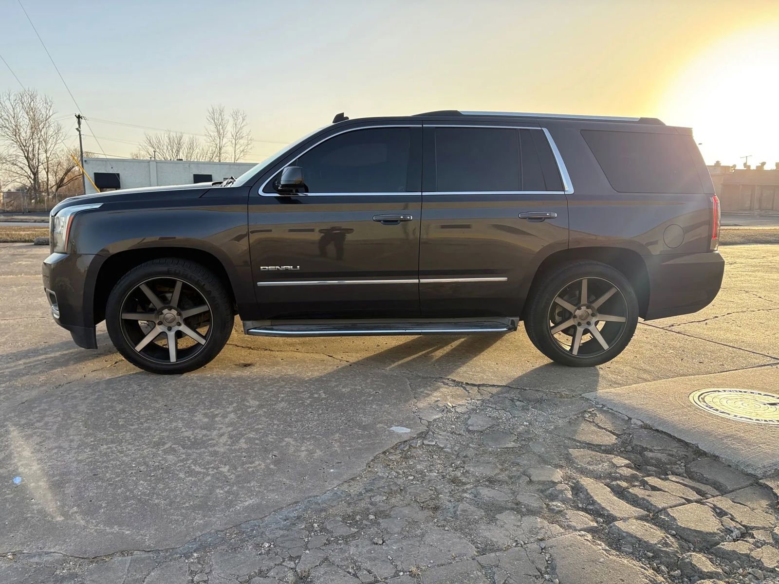 Used 2015 GMC Yukon Denali w/ Touring Package image 2