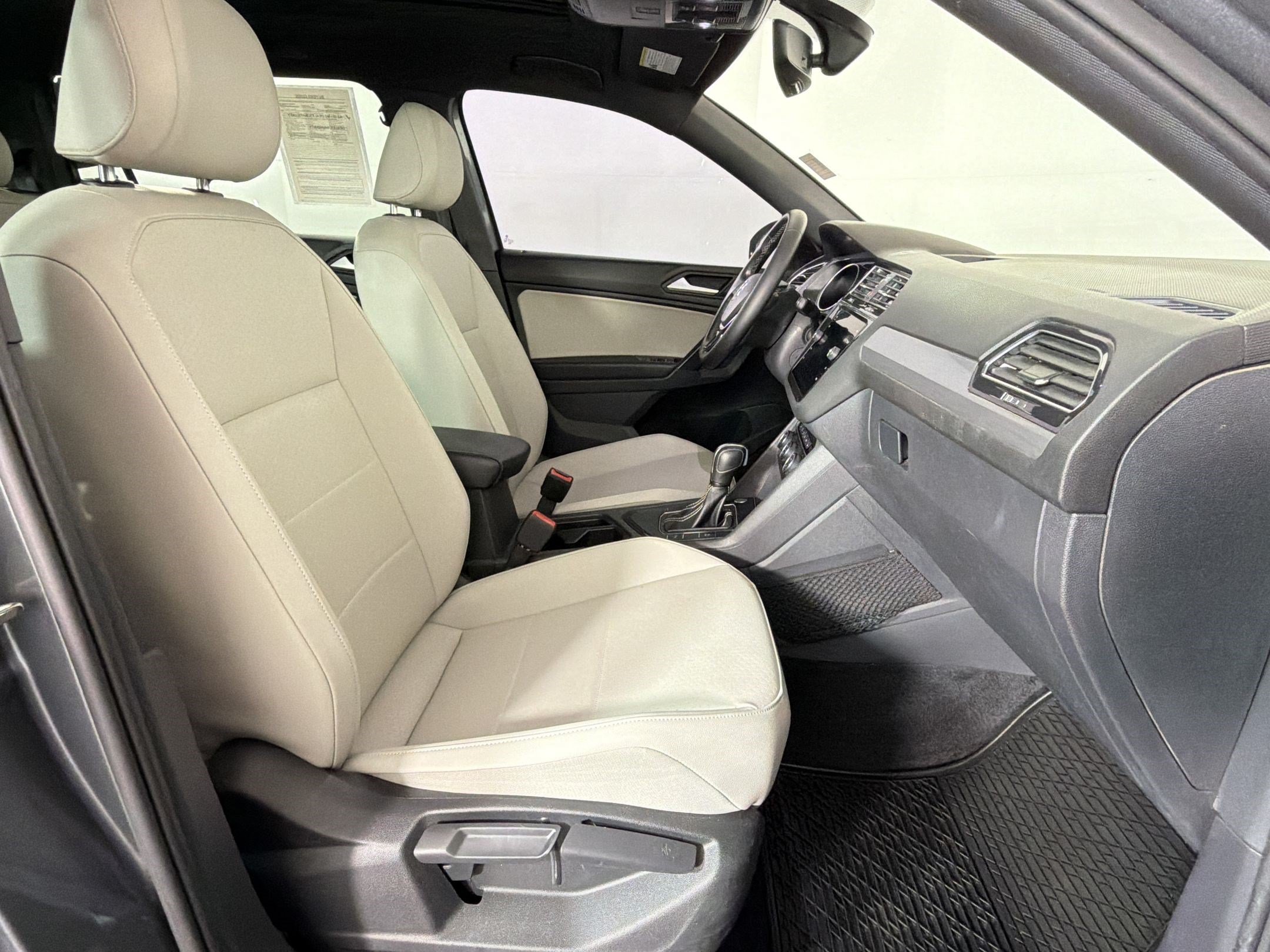 Used 2021 Volkswagen Tiguan SE R-Line FWD image 30