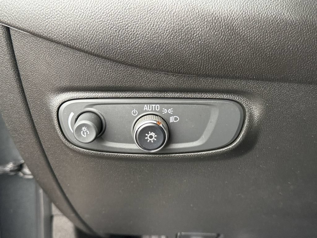 Used 2020 Chevrolet Equinox LS w/ LS Convenience Package FWD image 16