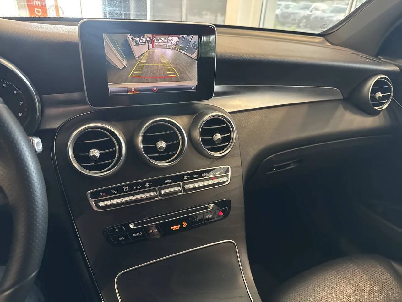 Used 2018 Mercedes-Benz GLC 300 4MATIC w/ Premium Package image 31