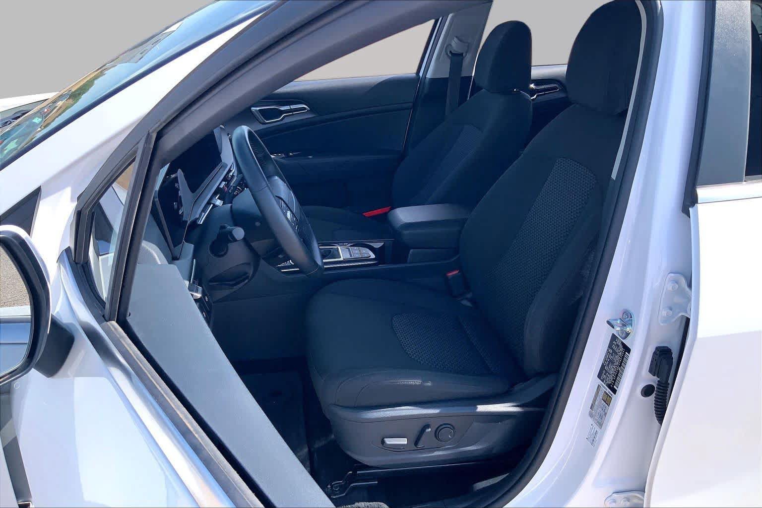 Certified 2026 Kia Sportage LX w/ LX Convenience Package FWD image 8