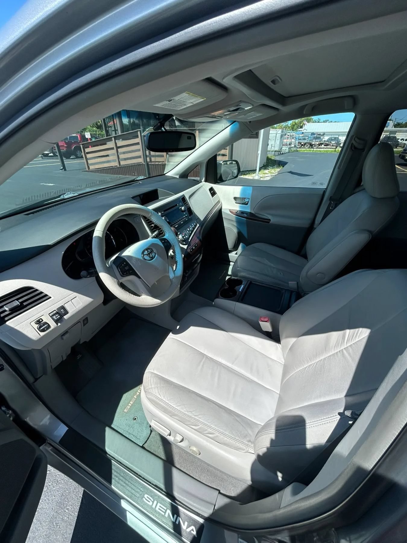 Used 2011 Toyota Sienna XLE FWD image 29