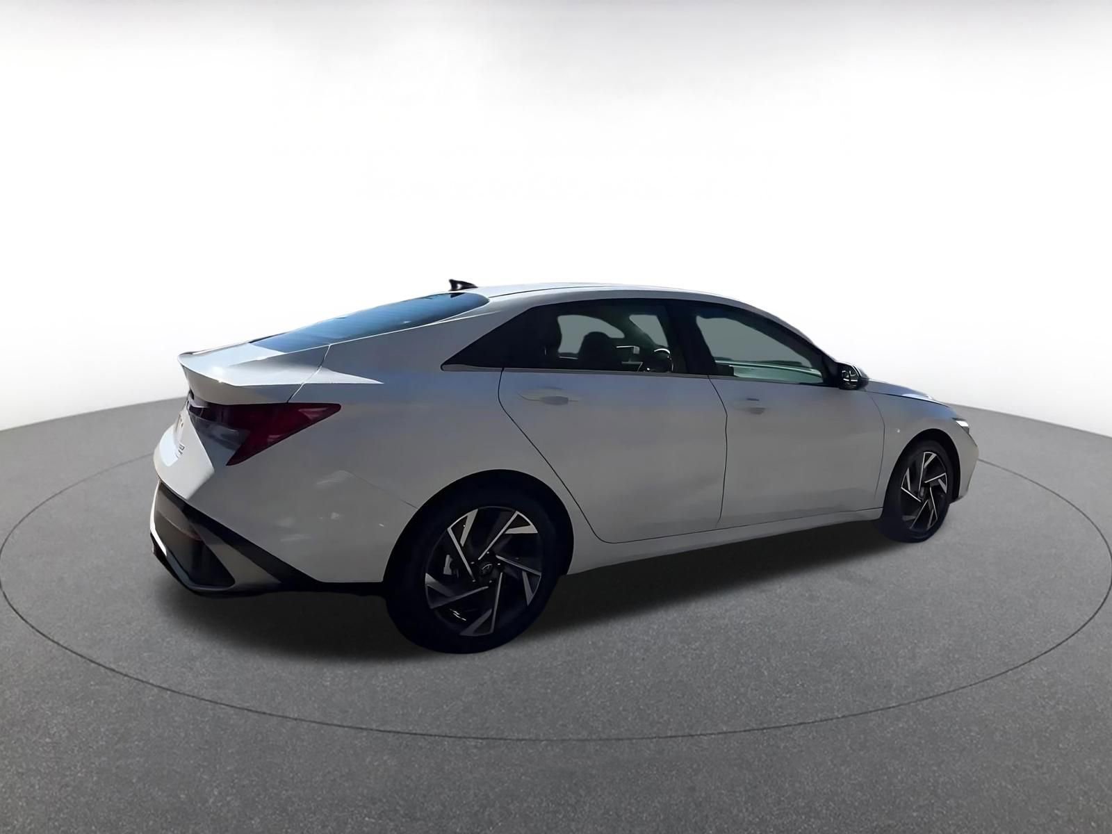 Used 2025 Hyundai Elantra Limited FWD image 15