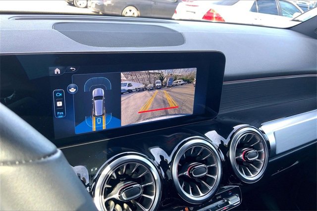 Used 2025 Mercedes-Benz GLB 250 4MATIC image 23