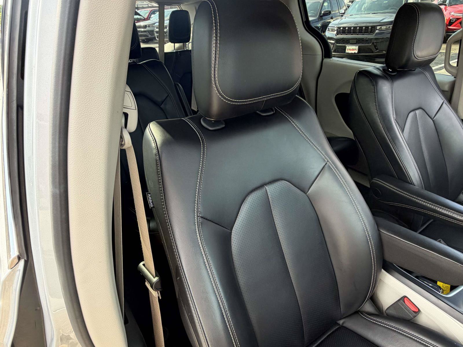 Used 2023 Chrysler Pacifica Touring-L FWD image 32