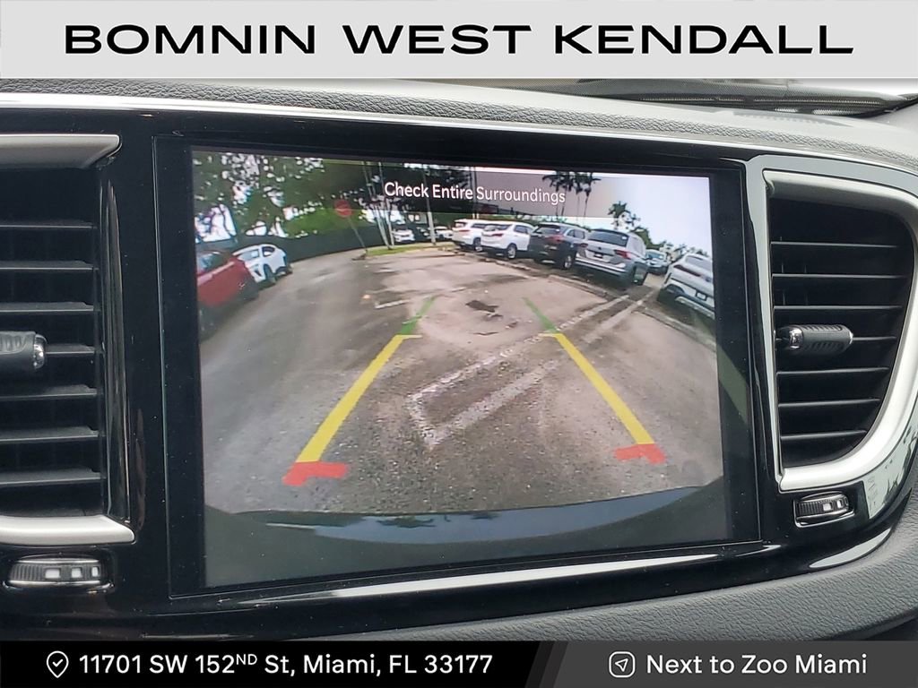 Used 2025 Chrysler Pacifica Select image 26