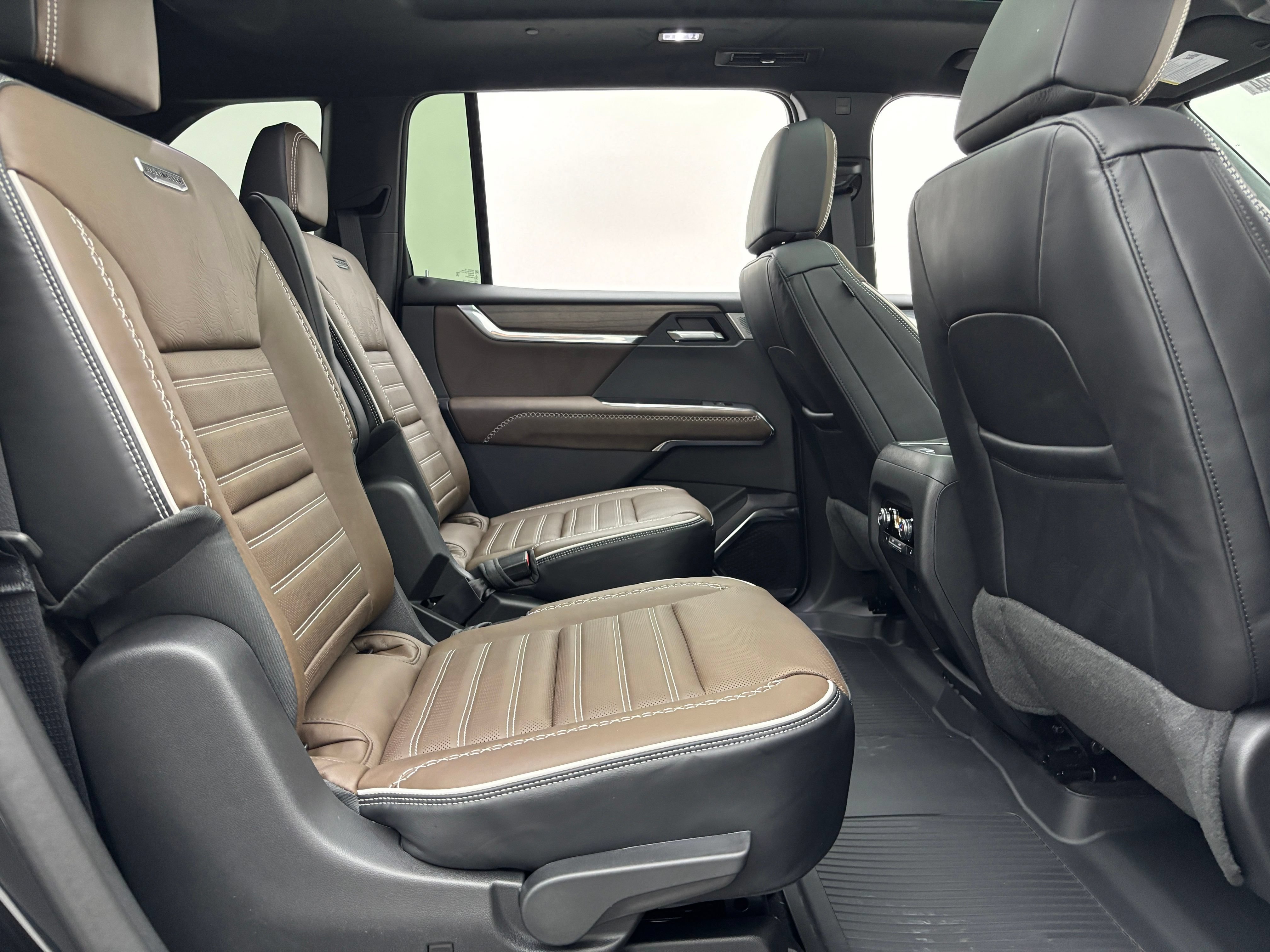 New 2026 GMC Acadia Denali Ultimate w/ LPO, Floor Liner Package AWD/4WD image 42