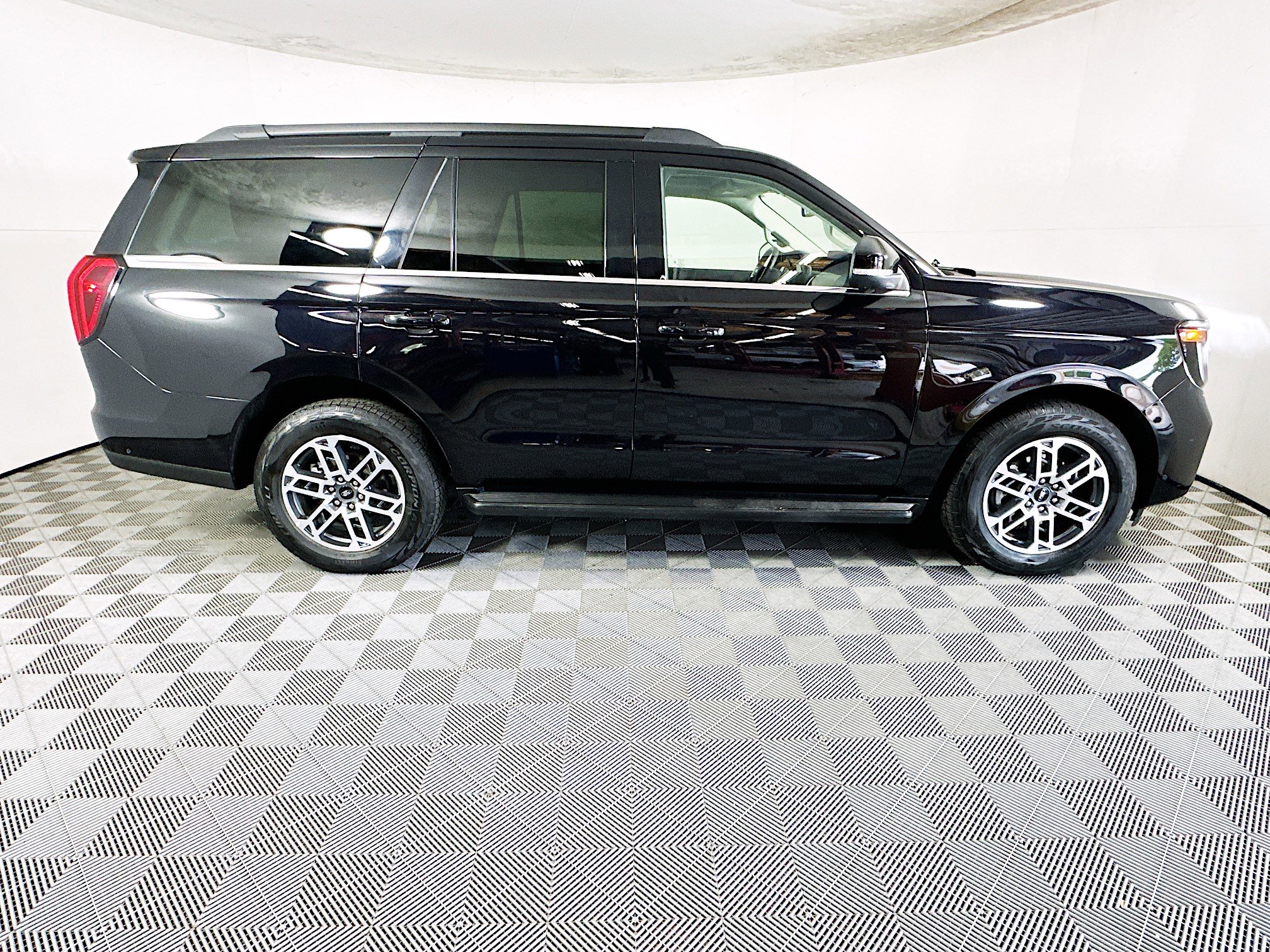 Used 2025 Ford Expedition Active image 2