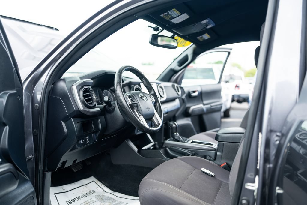 Used 2016 Toyota Tacoma TRD Sport AWD/4WD image 12