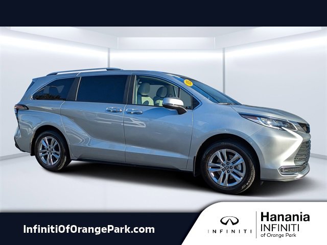 Used 2025 Toyota Sienna Limited image 1
