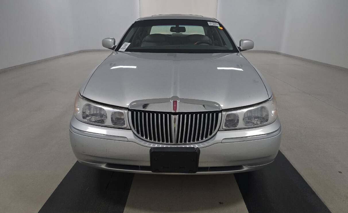 Used 2000 Lincoln Town Car Signature RWD image 7