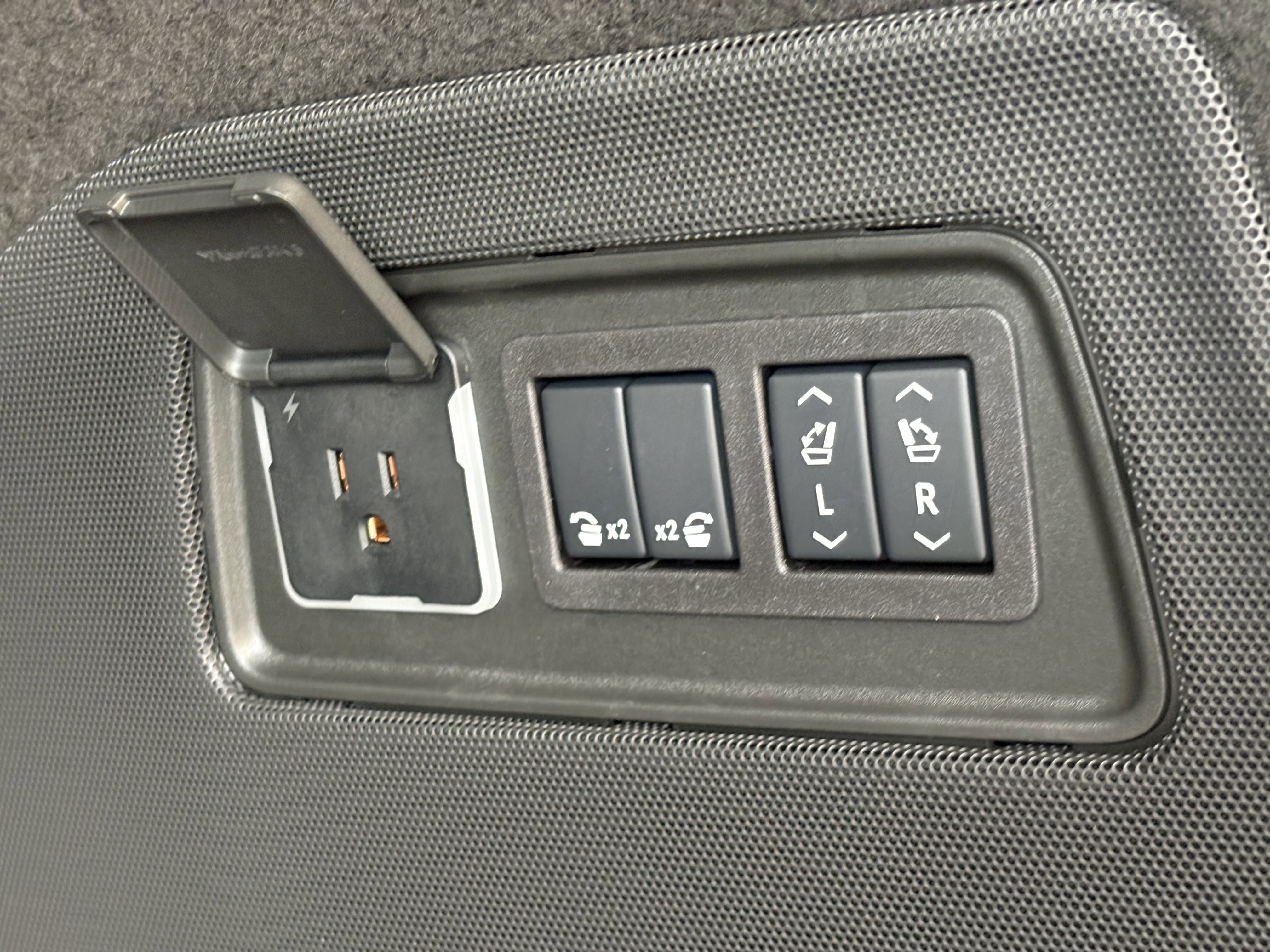 New 2026 Cadillac Escalade Luxury image 9