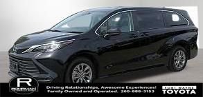 Used 2024 Toyota Sienna LE AWD/4WD image 3