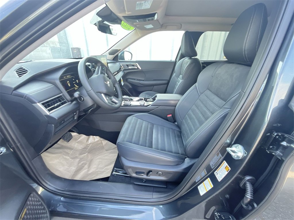 New 2025 Mitsubishi Outlander SE image 11