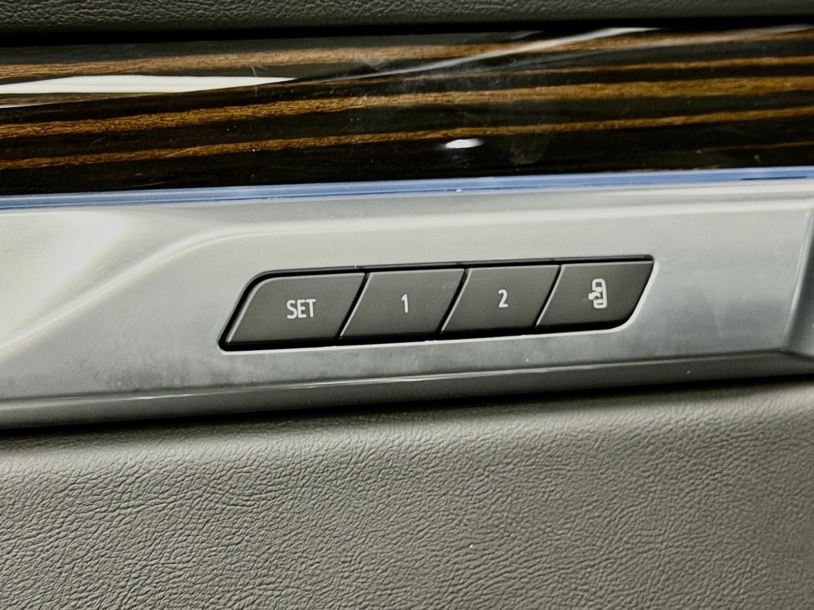 Used 2025 Cadillac Escalade ESV Premium Luxury image 19