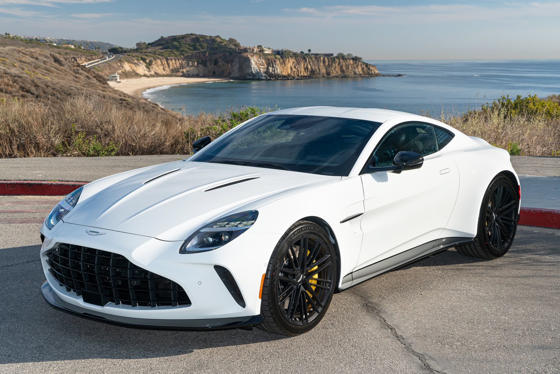 Used 2025 Aston Martin V8 Vantage Coupe RWD image 2