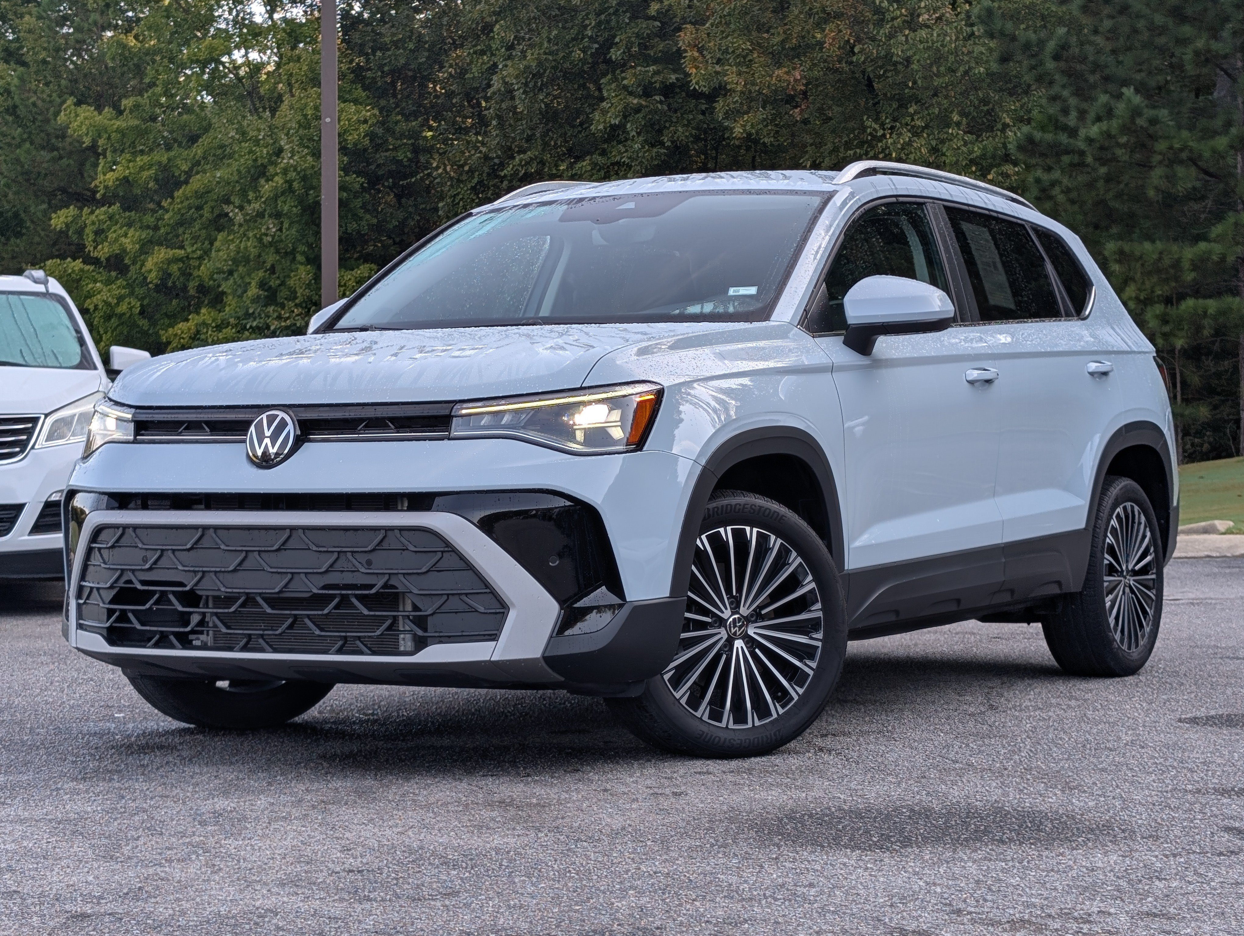 Used 2025 Volkswagen Taos SE FWD image 4
