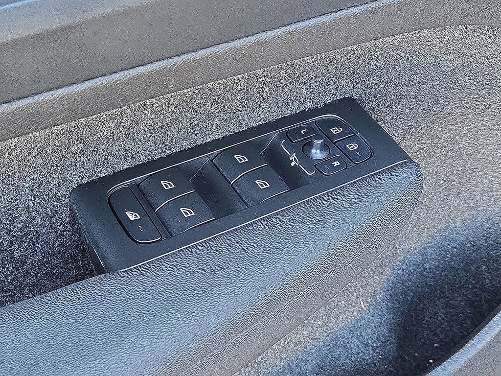 Certified 2023 Volvo XC40 B5 Plus w/ Protection Package Premier image 23